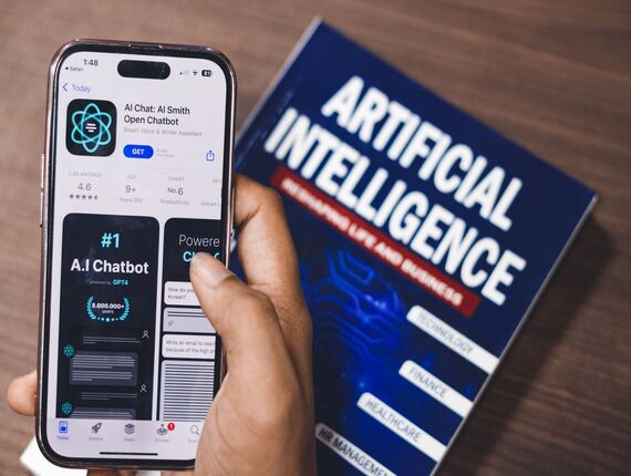 CHATBOTS CON INTELIGENCIA ARTIFICIAL: CÓMO MEJORAN LA ATENCIÓN AL CLIENTE